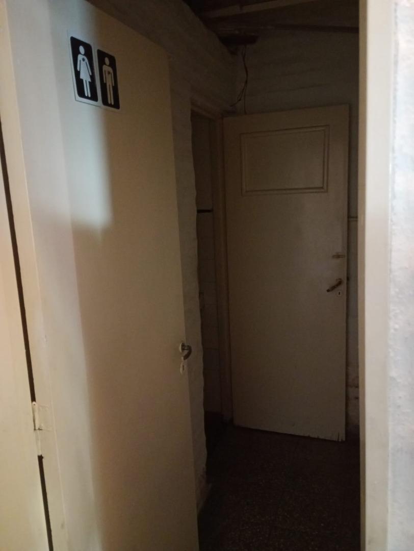 Casa con local en Alberdi a 2 cuadras de Plaza Colon esquina