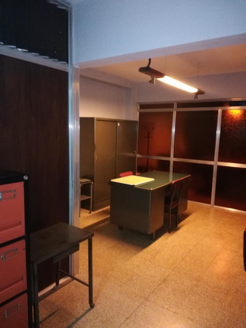 AMPLIA OFICINA CON PRIVADO AMOBLADA