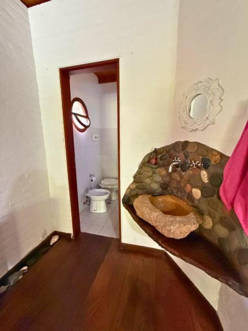 Casa 4 ambientes con 2 baños