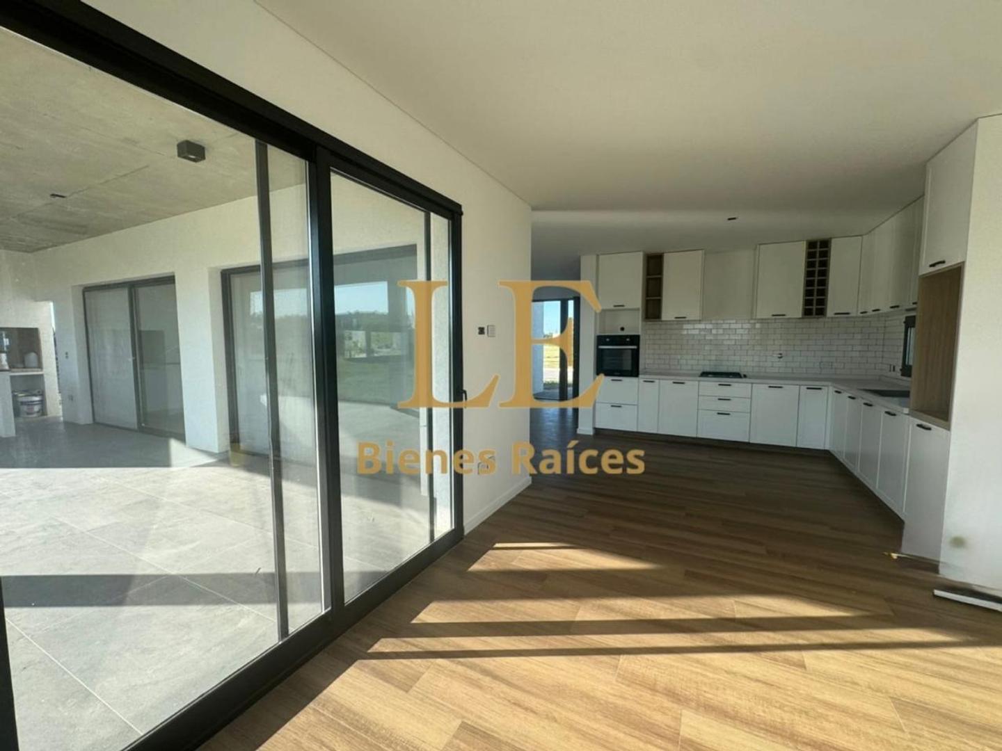 Casa 5 ambientes con 4 baños