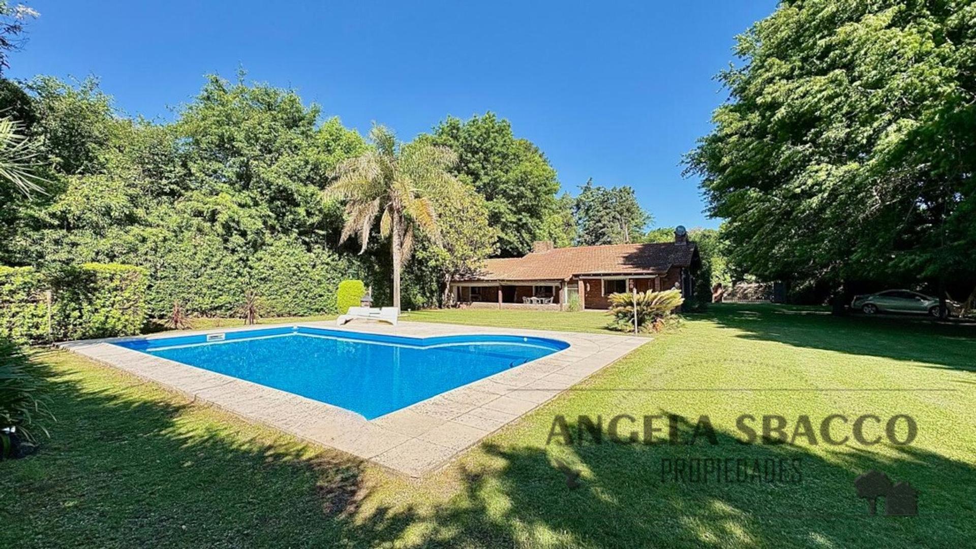 Hermosa Casa quinta en Barrio Parque El Remanso.