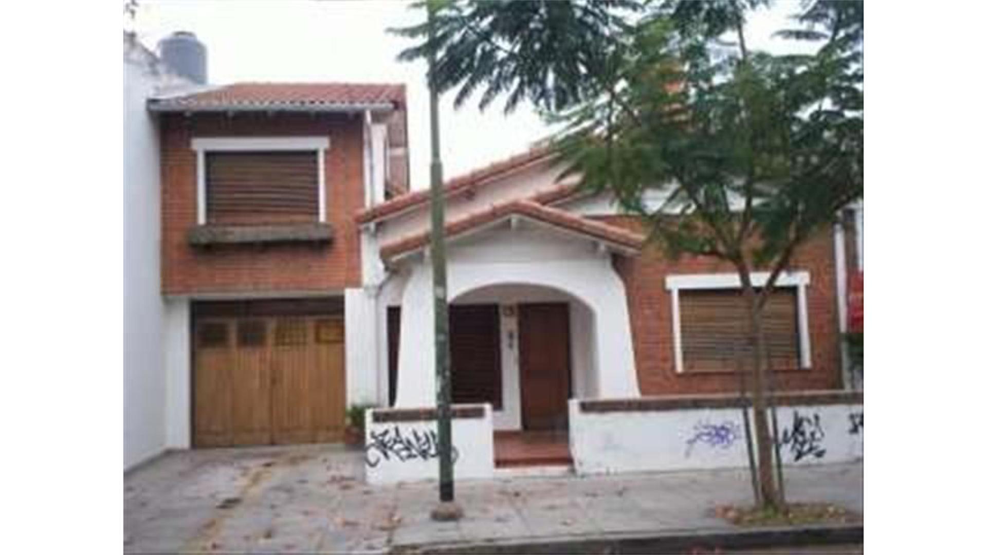 CHALET 4 AMBIENTES EN 2 PLANTAS, LOTE 10 x 47.  200 m2 cub.