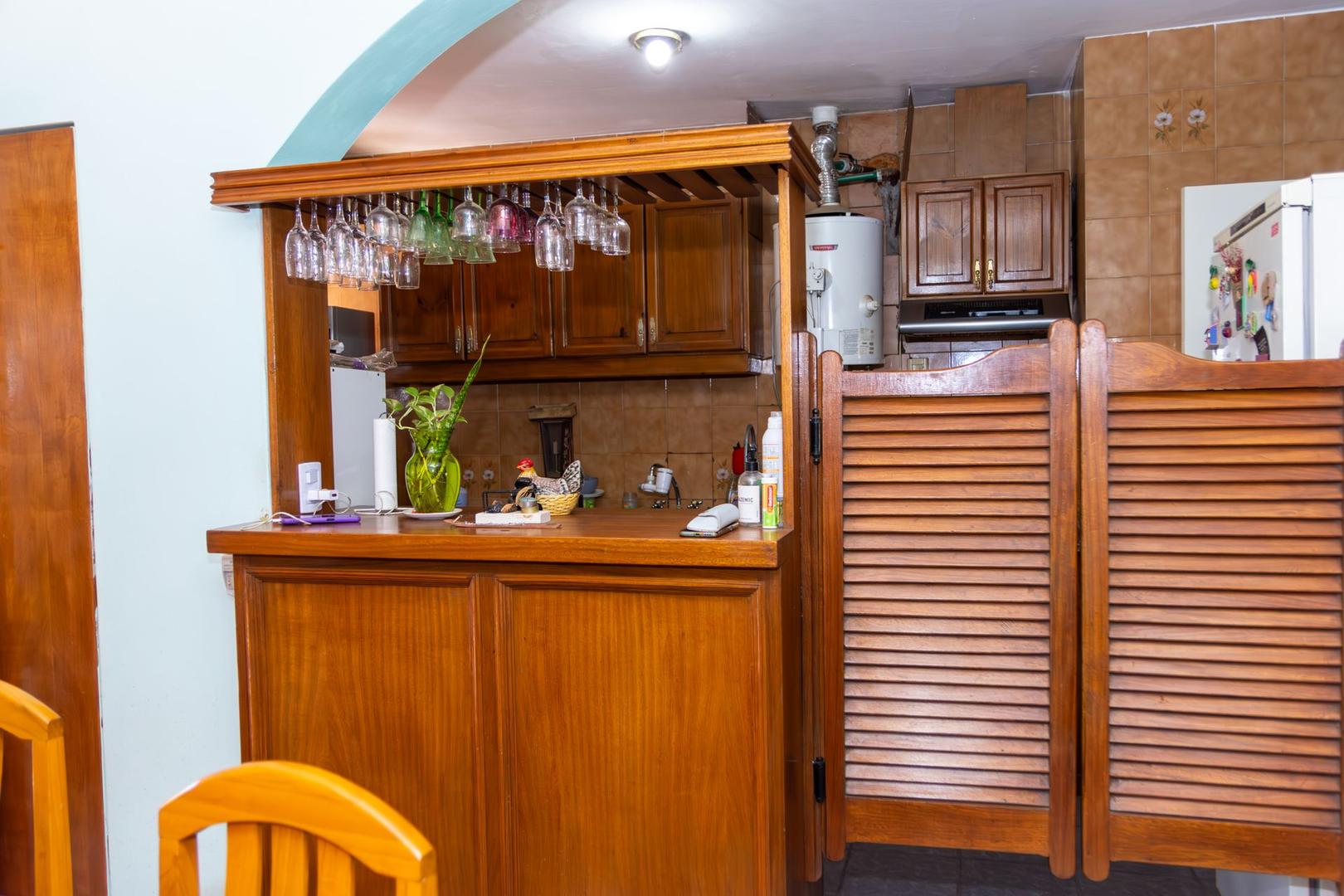 Casa 7 ambientes con 2 baños