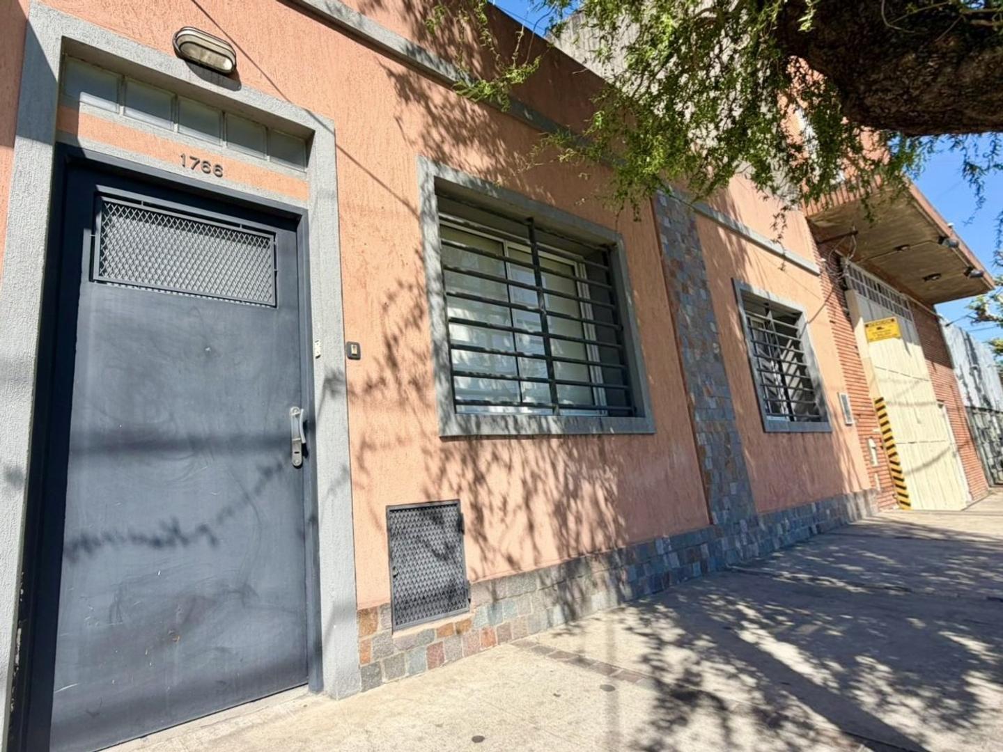 Casa americana 4 ambientes en muy buena ubicación.