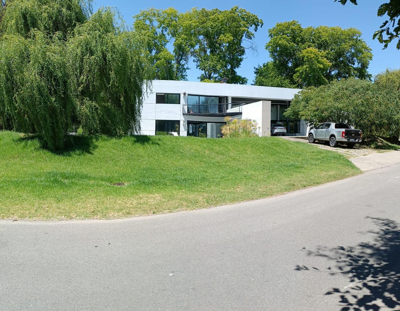 Casa en Venta en Abril Club de Campo