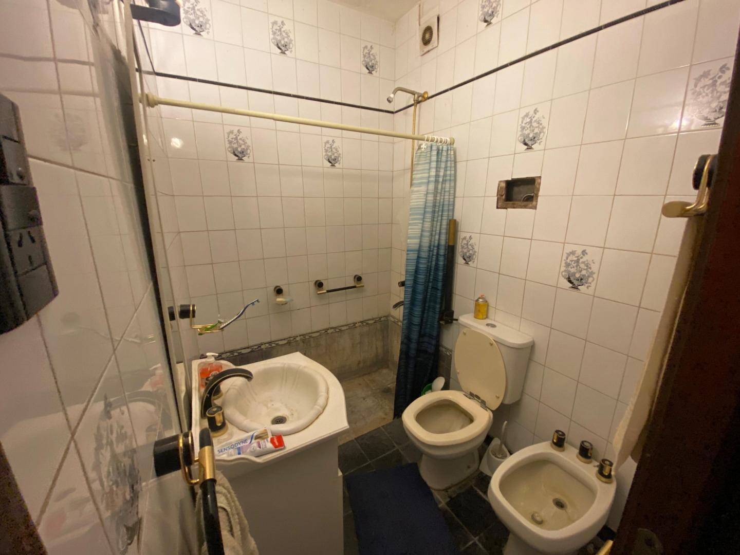 Casa de 3 dormitorios, sobre Av 19.