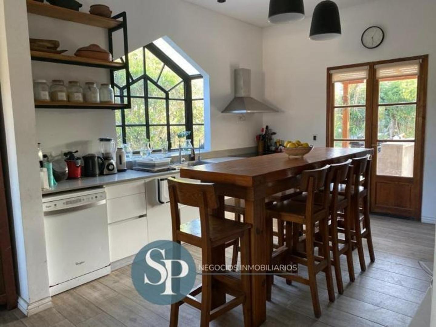 Casa 5 ambientes con 3 baños