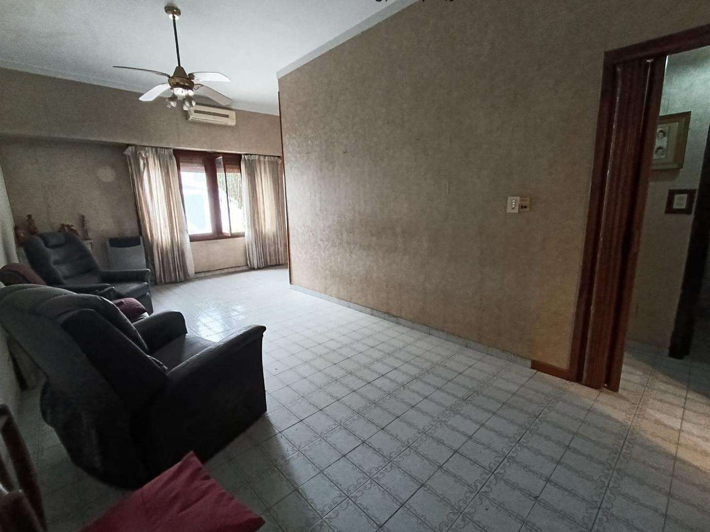 Casa tipo chalet con doble entrada  General Pacheco y Borges