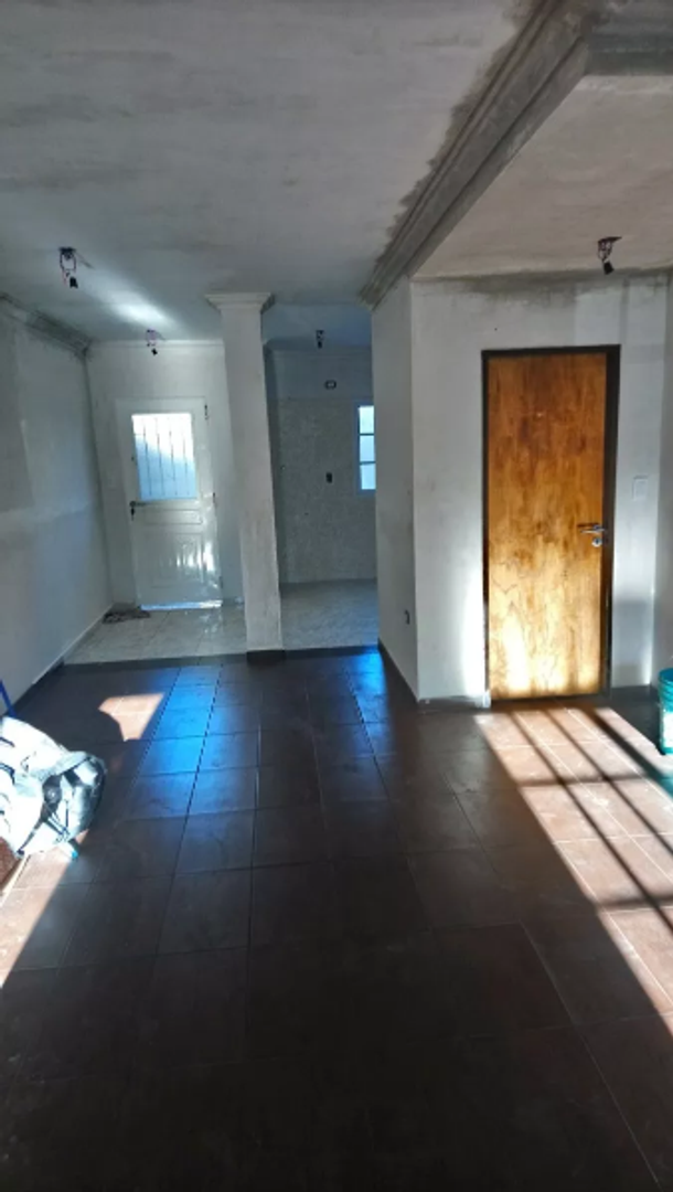 Casa 4 ambientes con 2 baños