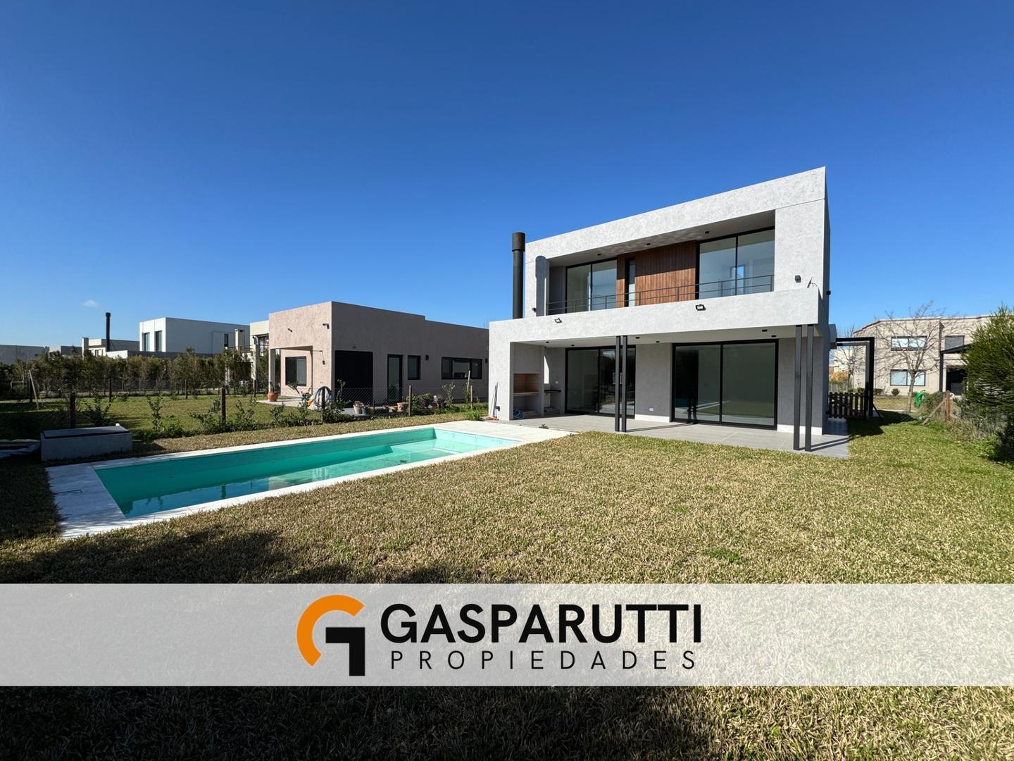 Casa en Venta con 4 cocheras