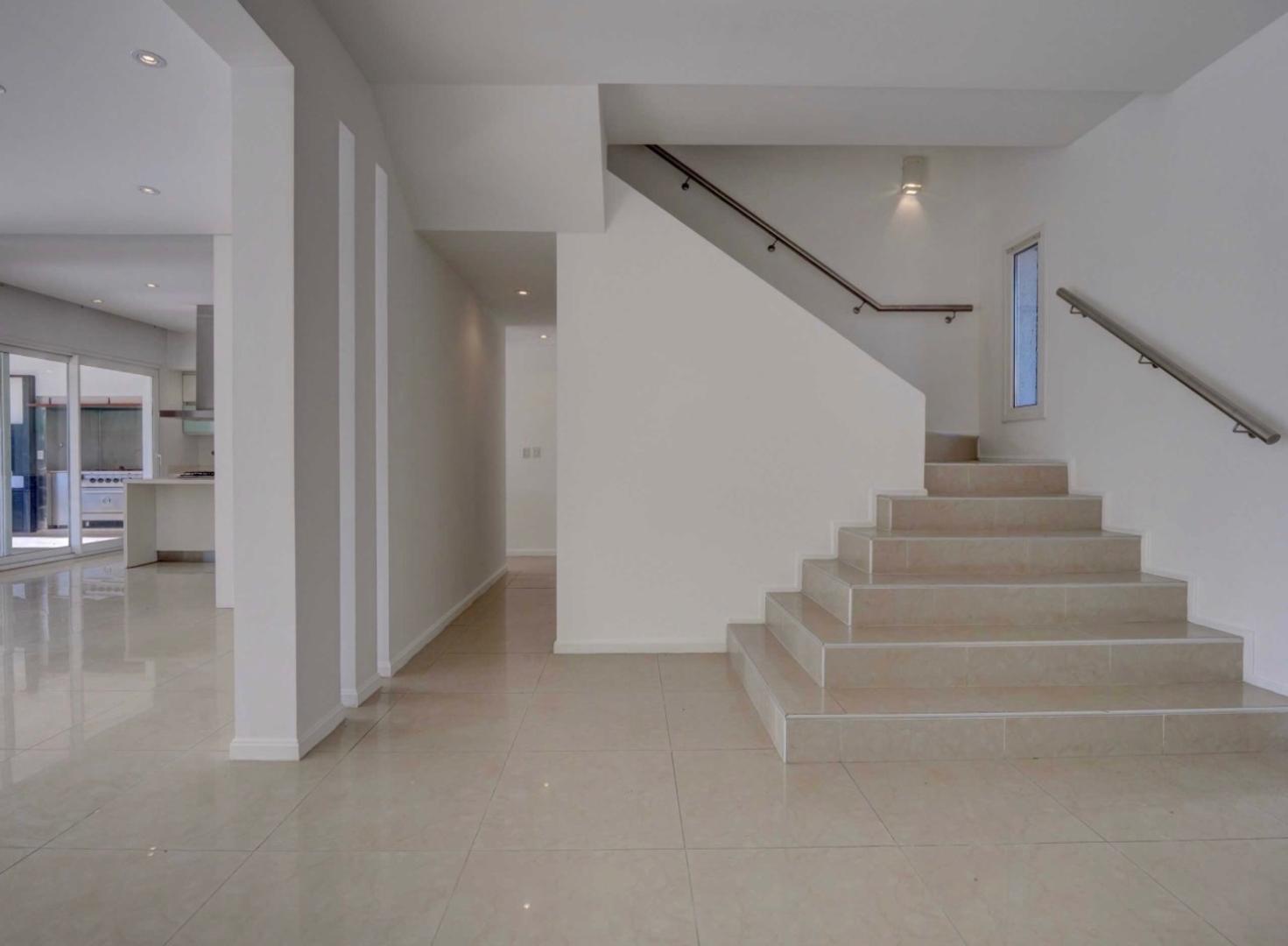 Casa 6 ambientes con 5 baños