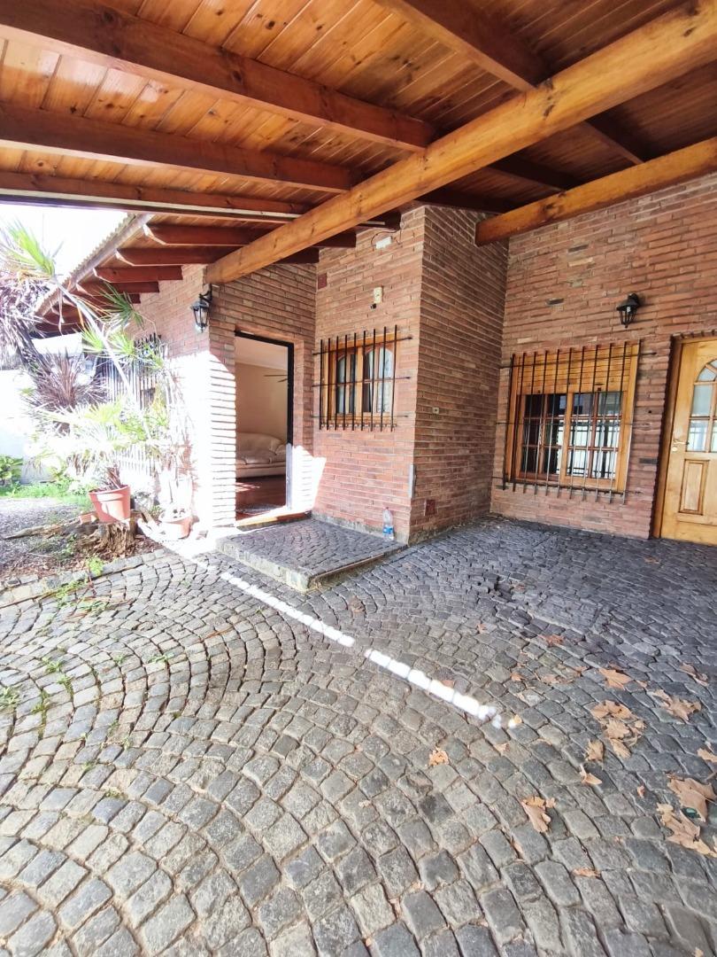 VENTA CASA EN LOTE PROPIO, TRES AMBIENTES,  VILLA BALLESTER
