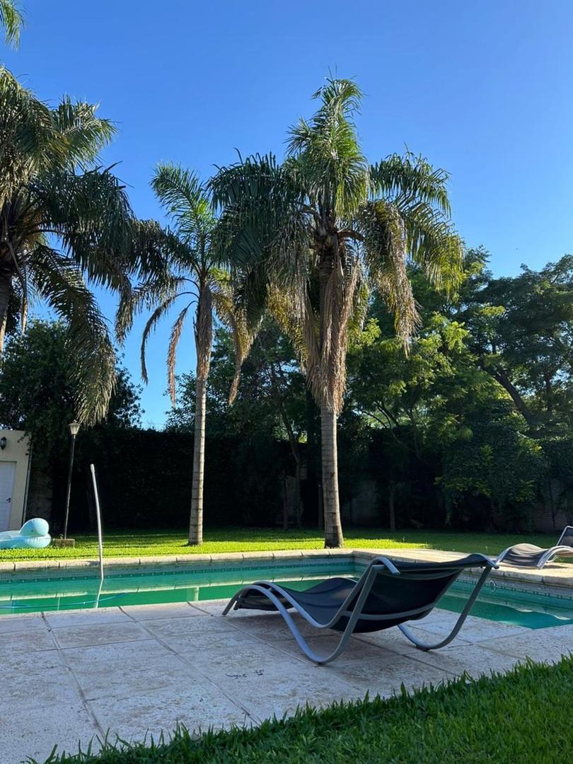 Casa en Alquiler con 2 cocheras