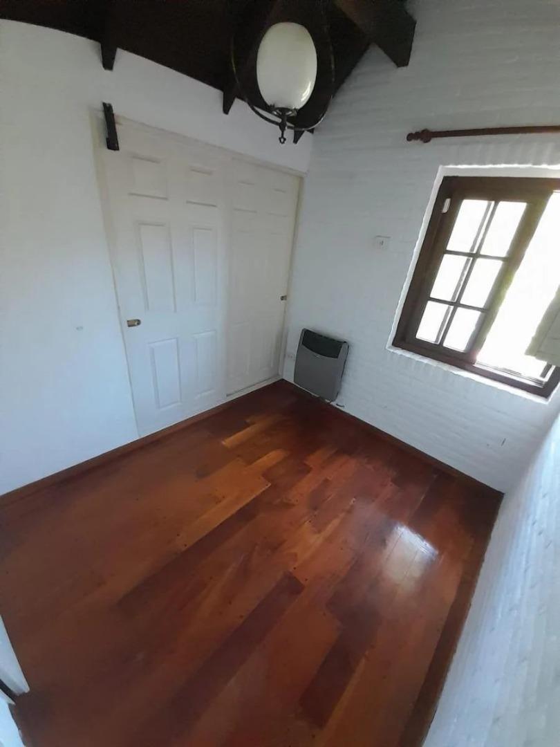 Casa en Alquiler con 2 cocheras