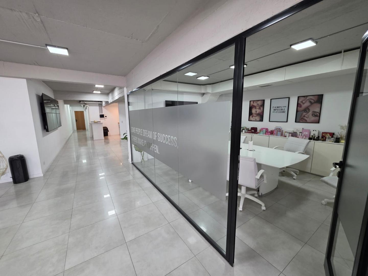 Oficina en Alquiler con 2 cocheras