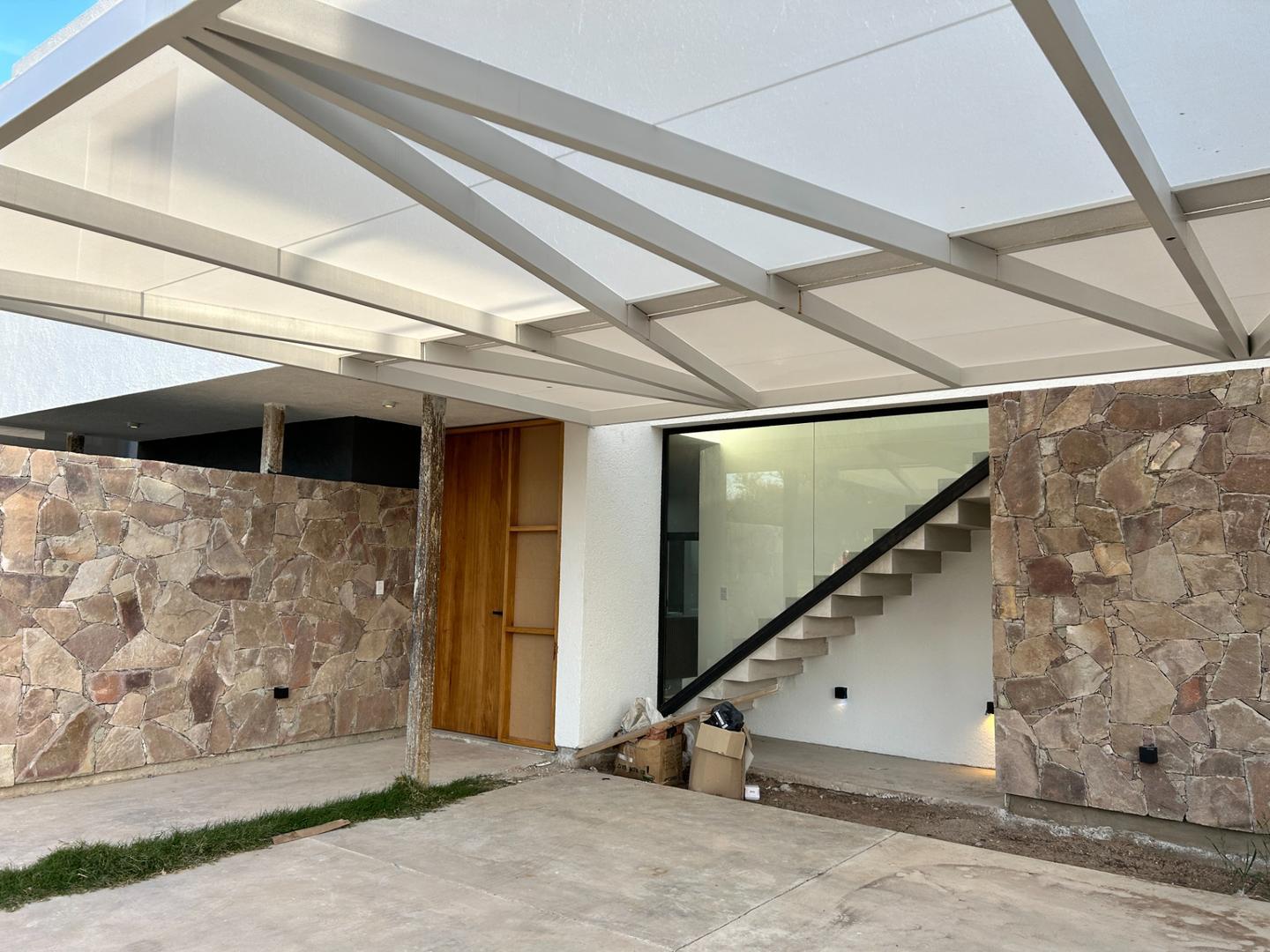 CASA a estrenar EN LAS CAÑITAS - terreno de 595 m2 - 3 dorm.