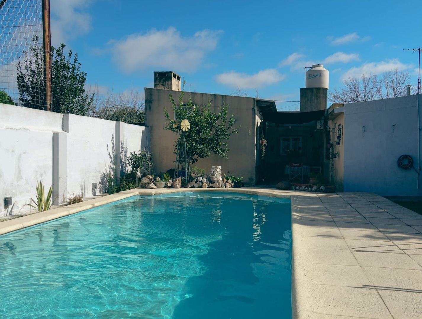 CASA EN VENTA 3 DORMITORIOS, QUINCHO Y PILETA