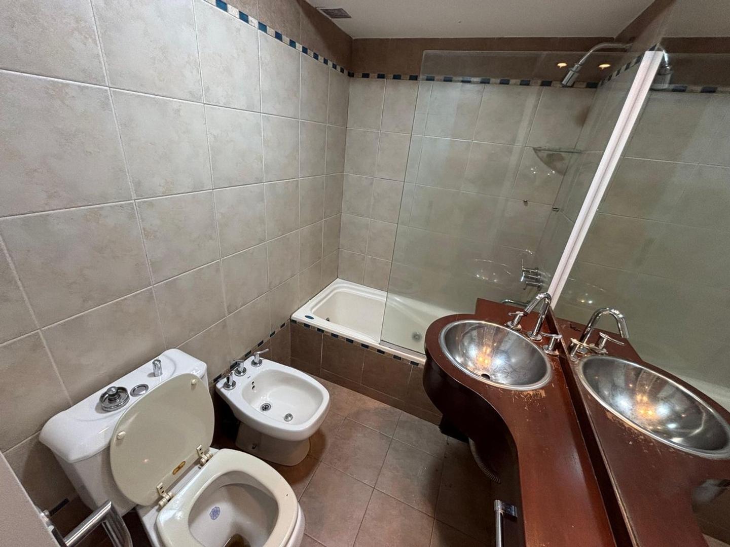 SE VENDE CASA 3 DORM - CON COCHERA