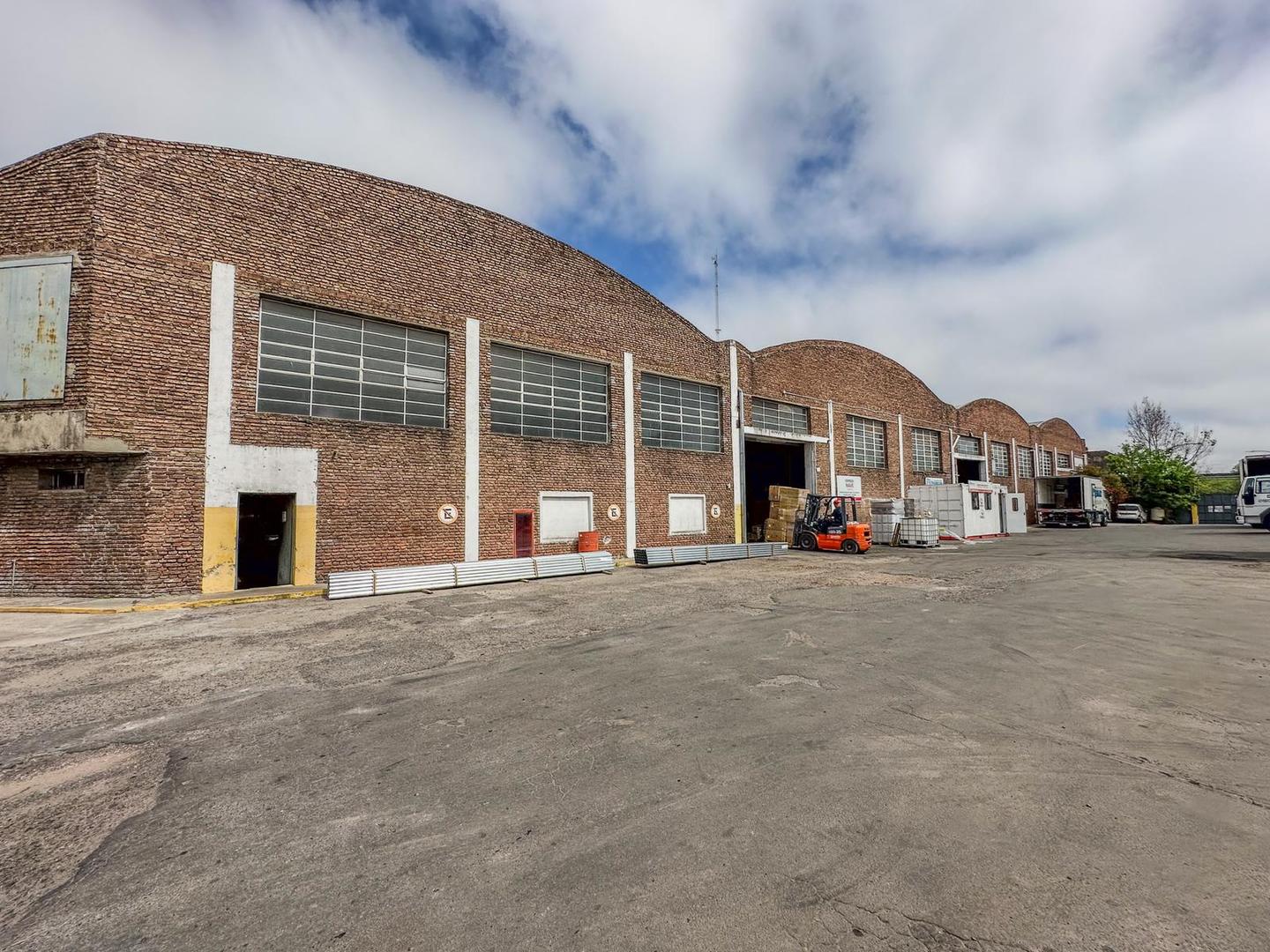 Galpon en Alquiler 2330m2 cubiertos  Playa de maniobras 1700m2 - Villa Soldati