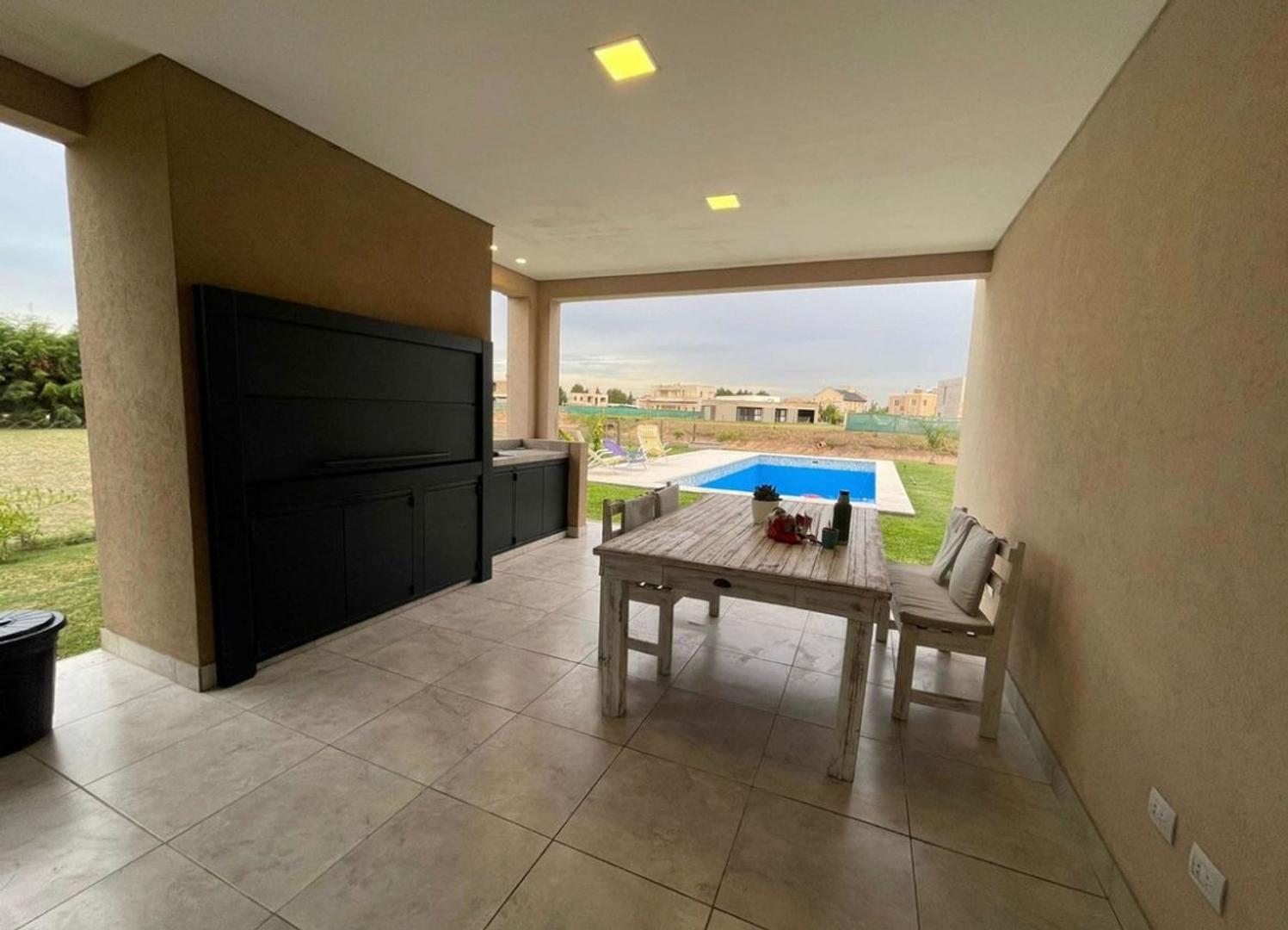 Casa en Venta con 3 cocheras