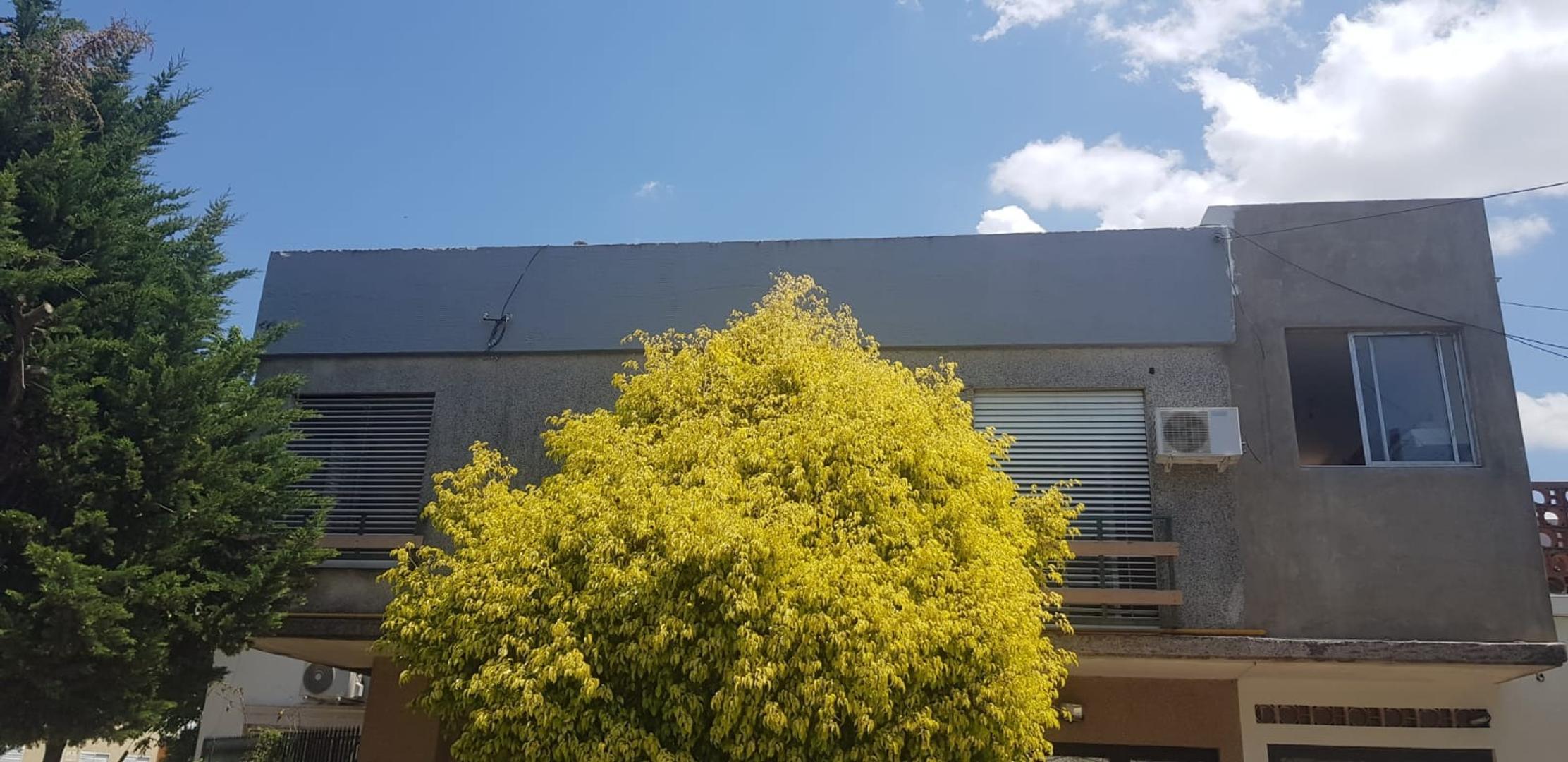 DEPARTAMENTO CON COCHERA EN PRIMER PISO Y PATIO