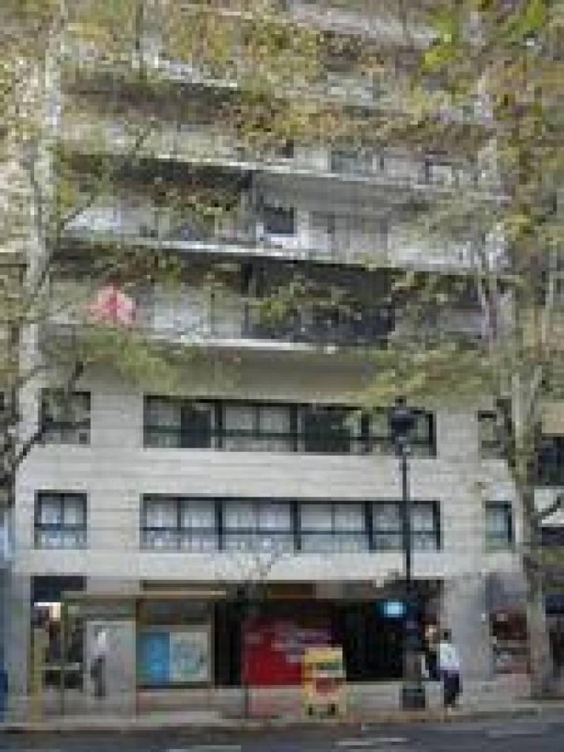 Amplias oficinas al frente + 2 cocheras fijas y cubiertas