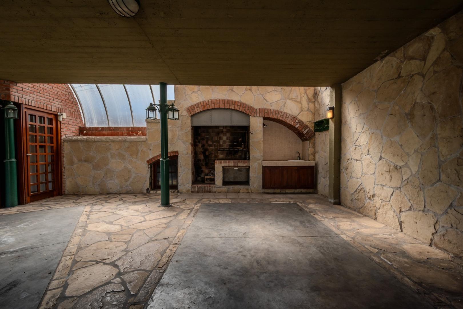 Casa en Venta con 5 cocheras