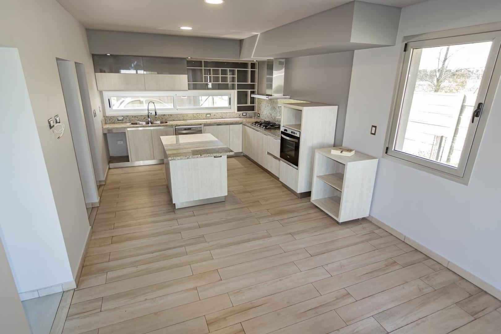 Casa 5 ambientes con 5 baños