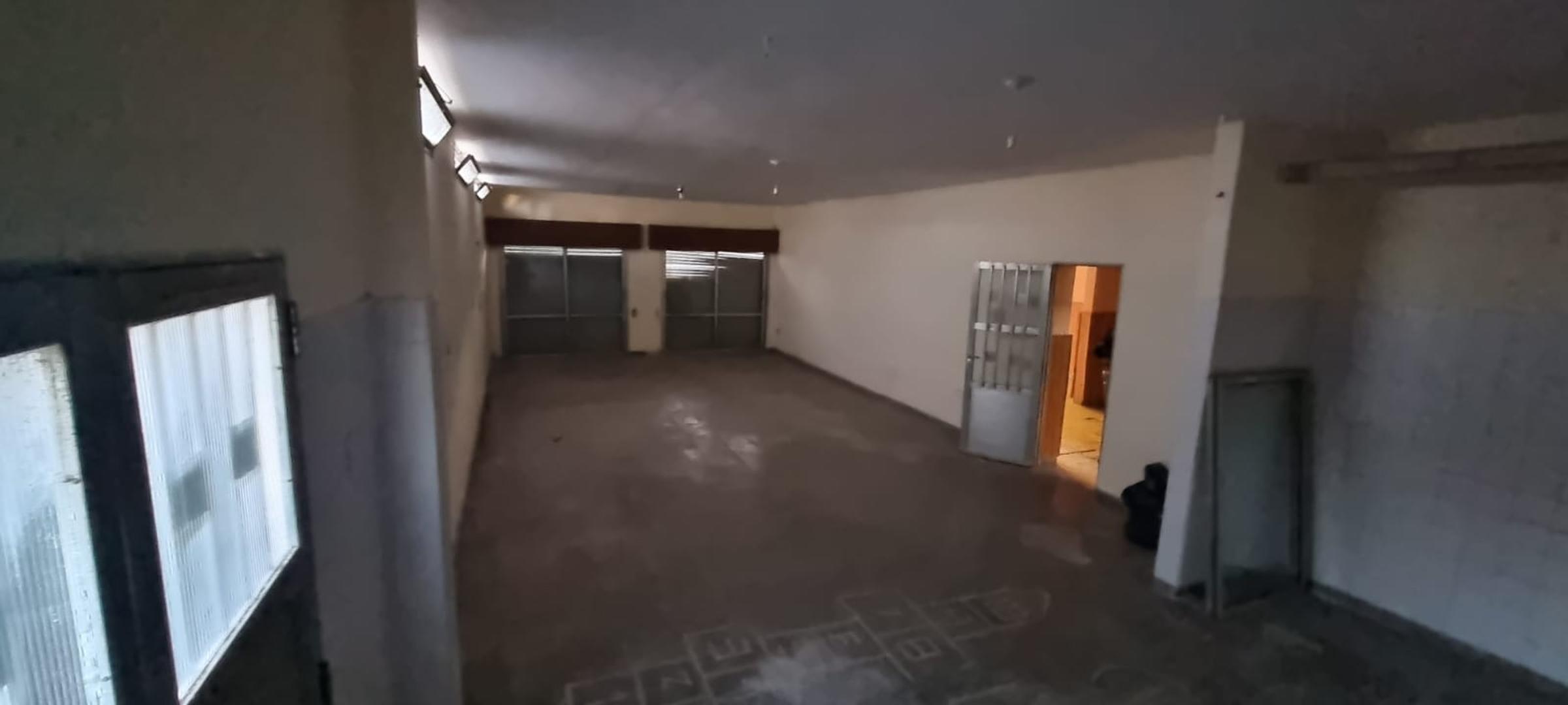 Casa con salón Comercial y Dpto Ideal Para inversión
