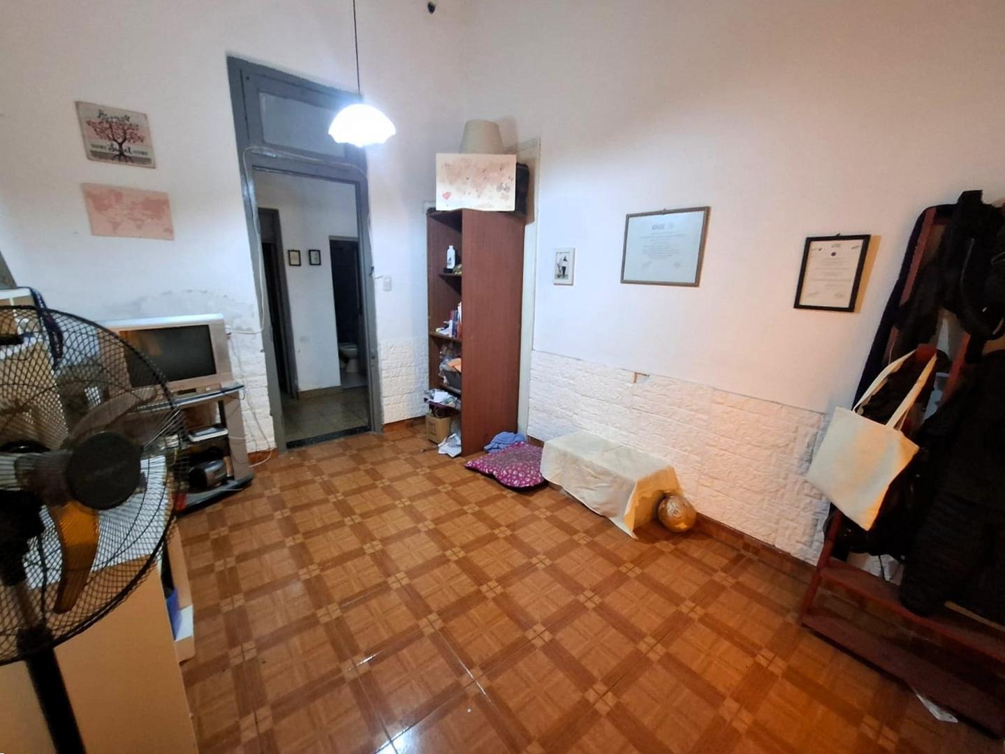 CASA EN ESQUINA, 1 DORMITORIO + PATIO + TERRAZA + LOCAL