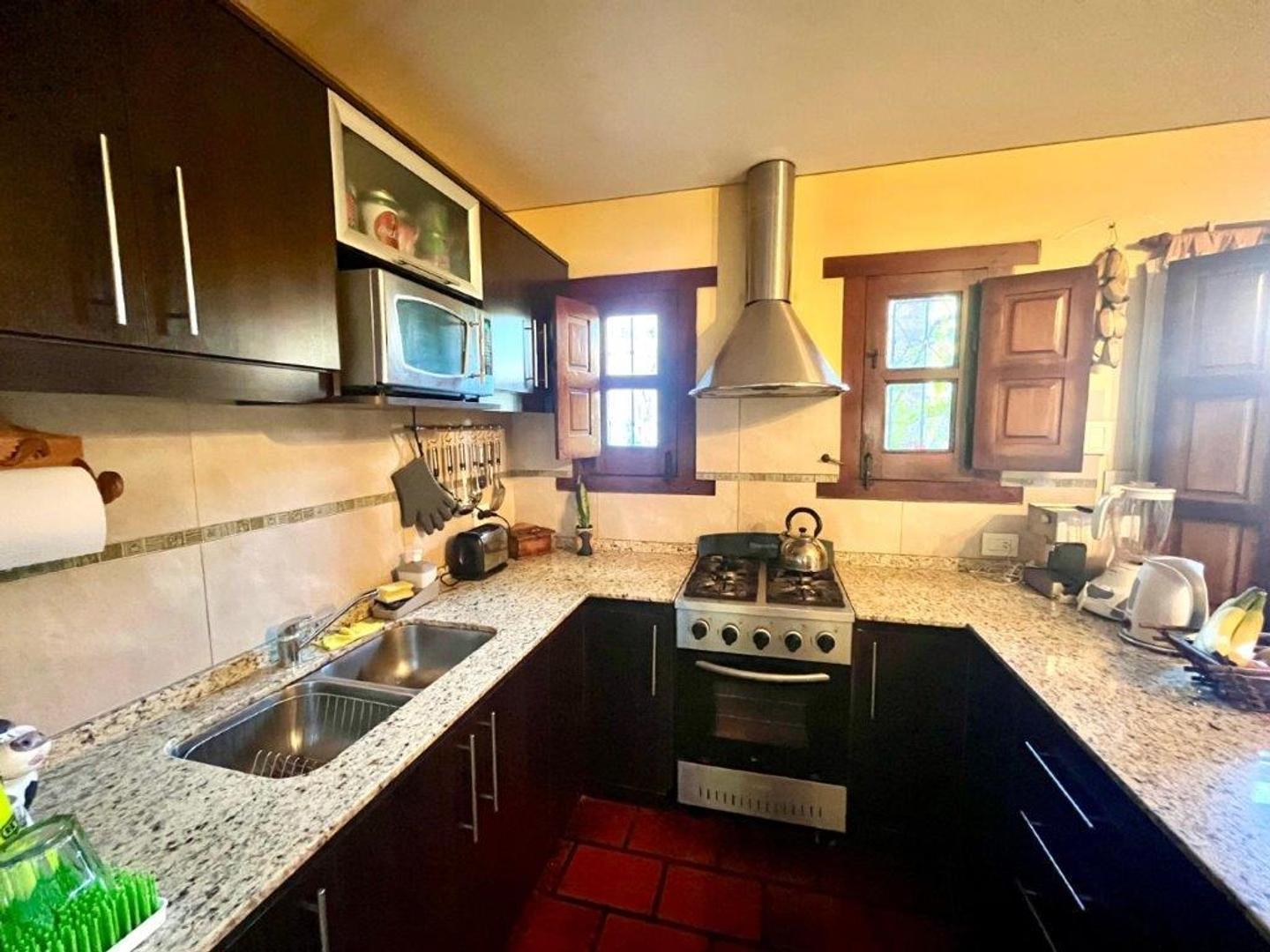 Casa 4 ambientes con 2 baños