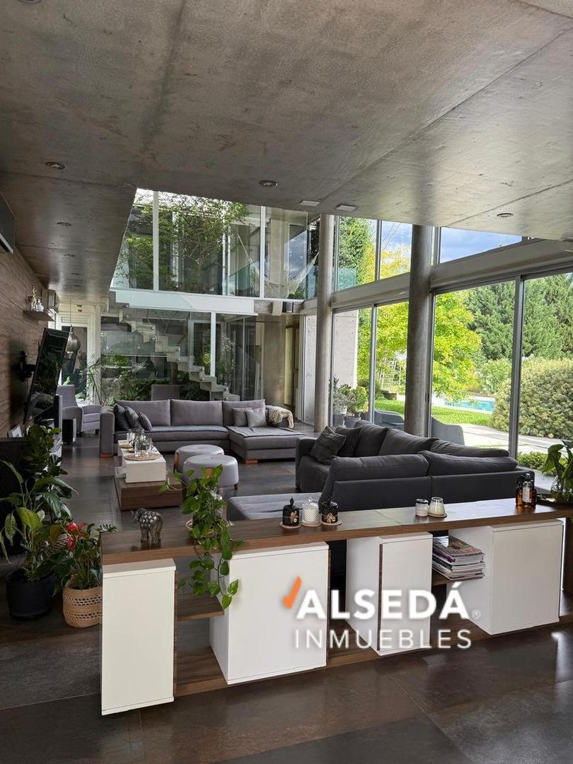 Casa en Venta con 4 cocheras