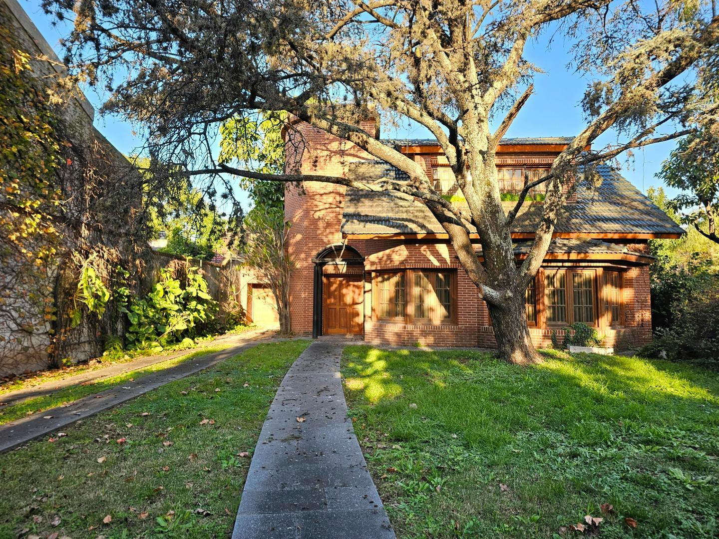 Casa en Venta con 5 cocheras