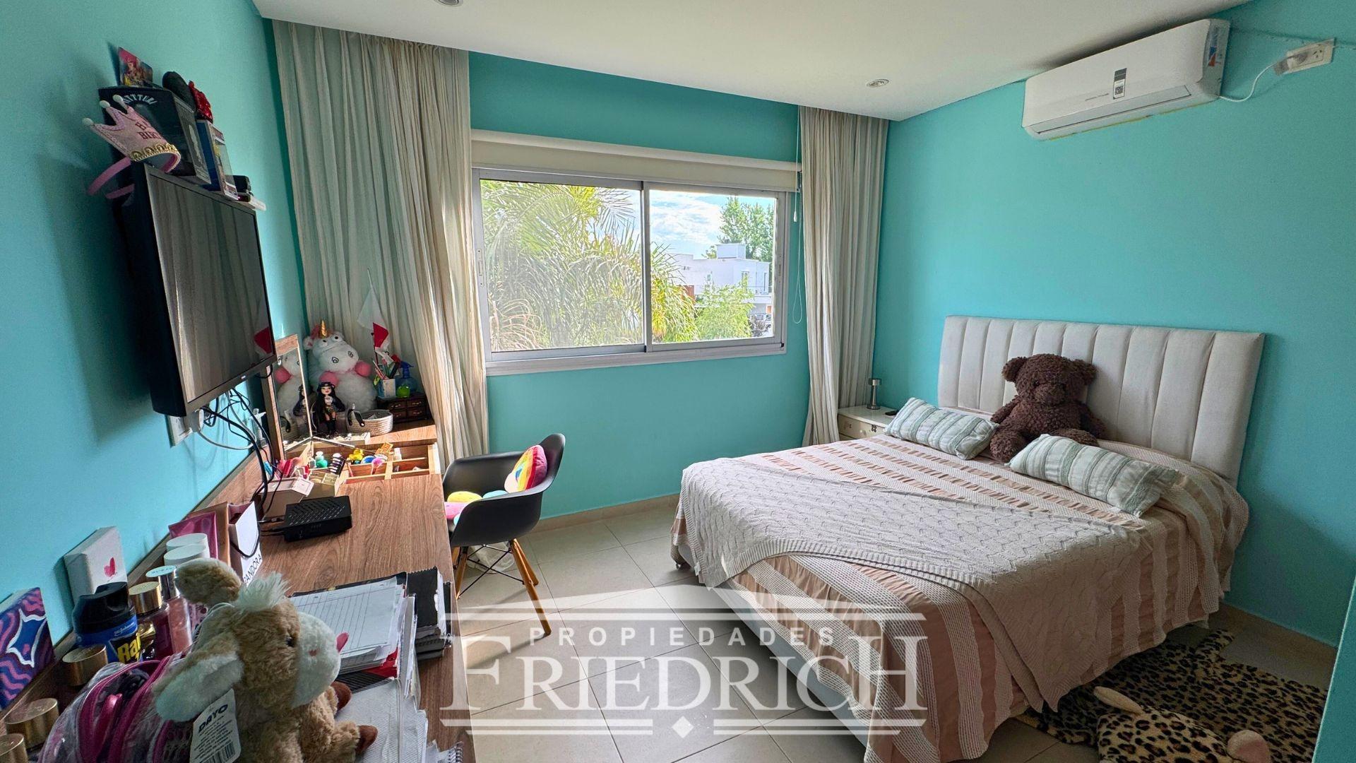 Casa en Venta con 3 cocheras