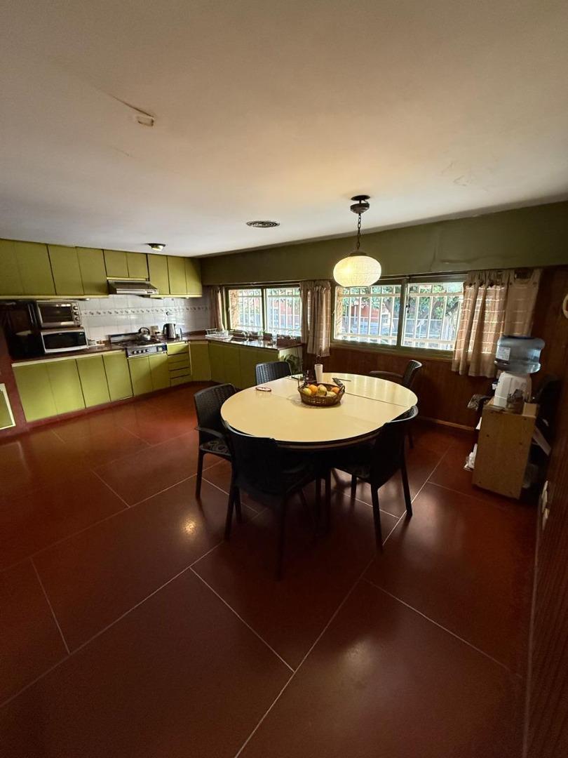 Casa en Venta con 3 cocheras