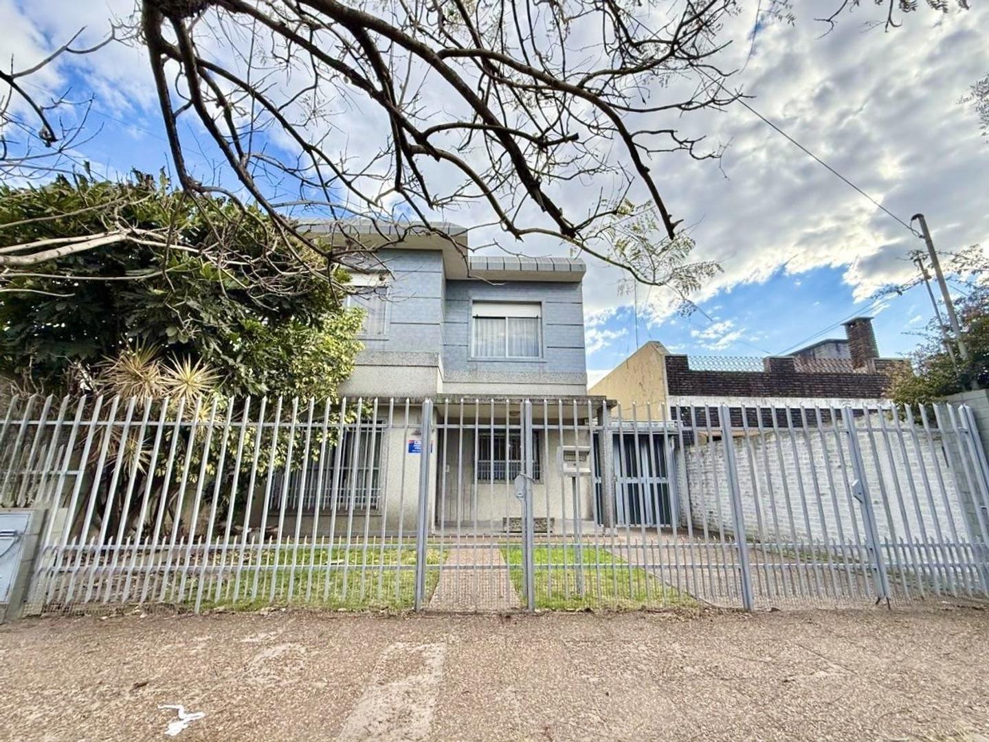 Casa 5 ambientes en muy buena ubicación.