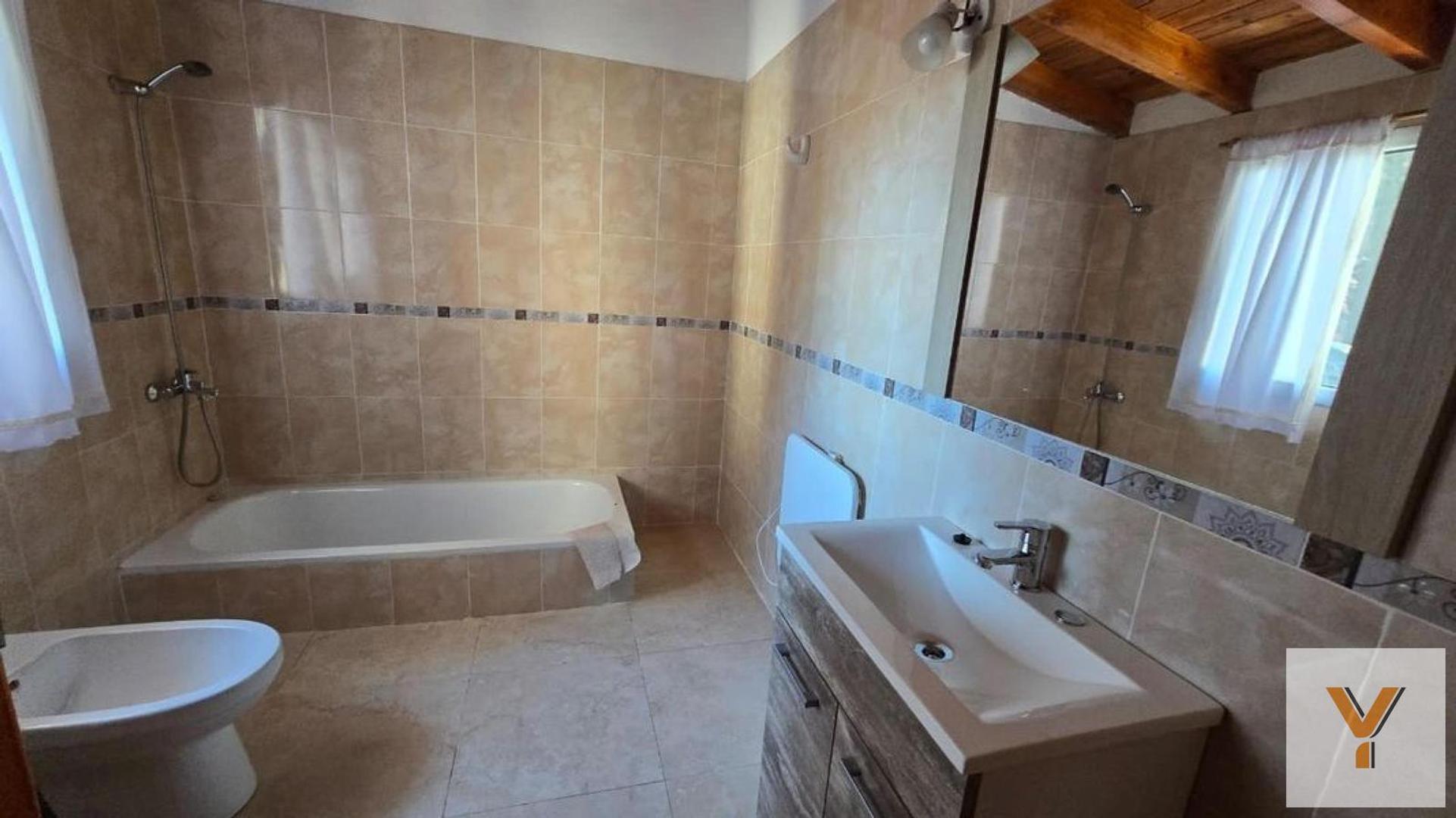 Casa 4 ambientes con 2 baños