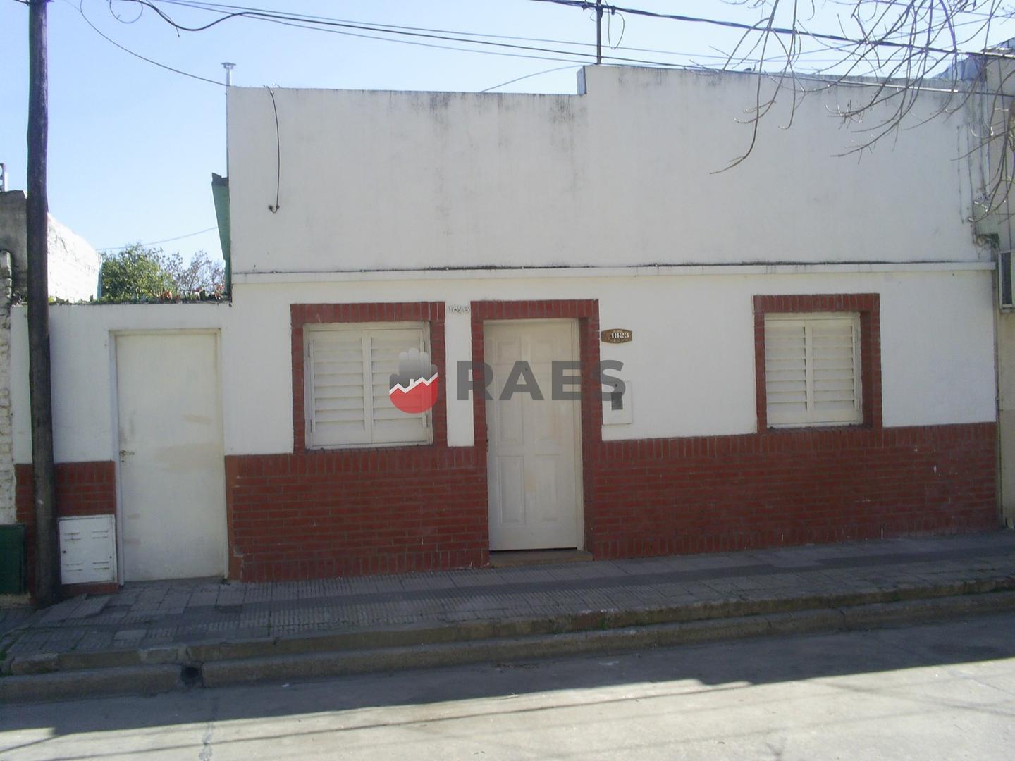 SE VENDE CASA DE DOS DORMITORIOS - 200 MTS. DE AVDA. FREYRE