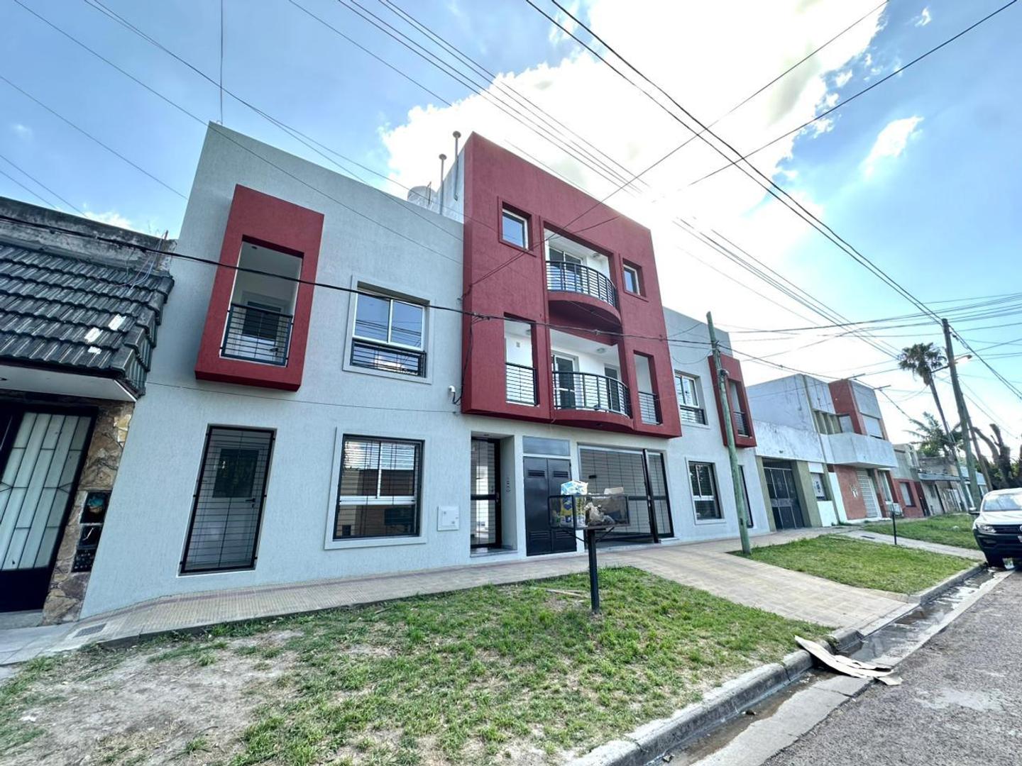 141 e/ 64 y 65 N 1587 Piso 1 Depto 4