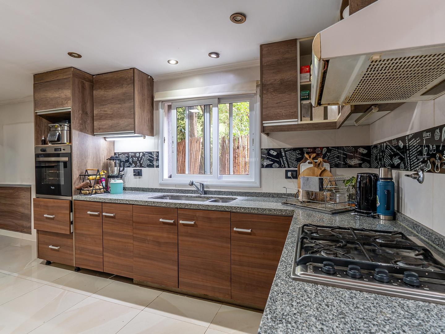 Casa en Alquiler con 2 cocheras