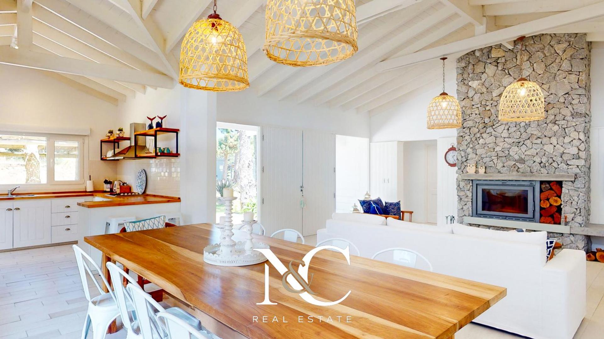 Casa en Venta con 2 cocheras