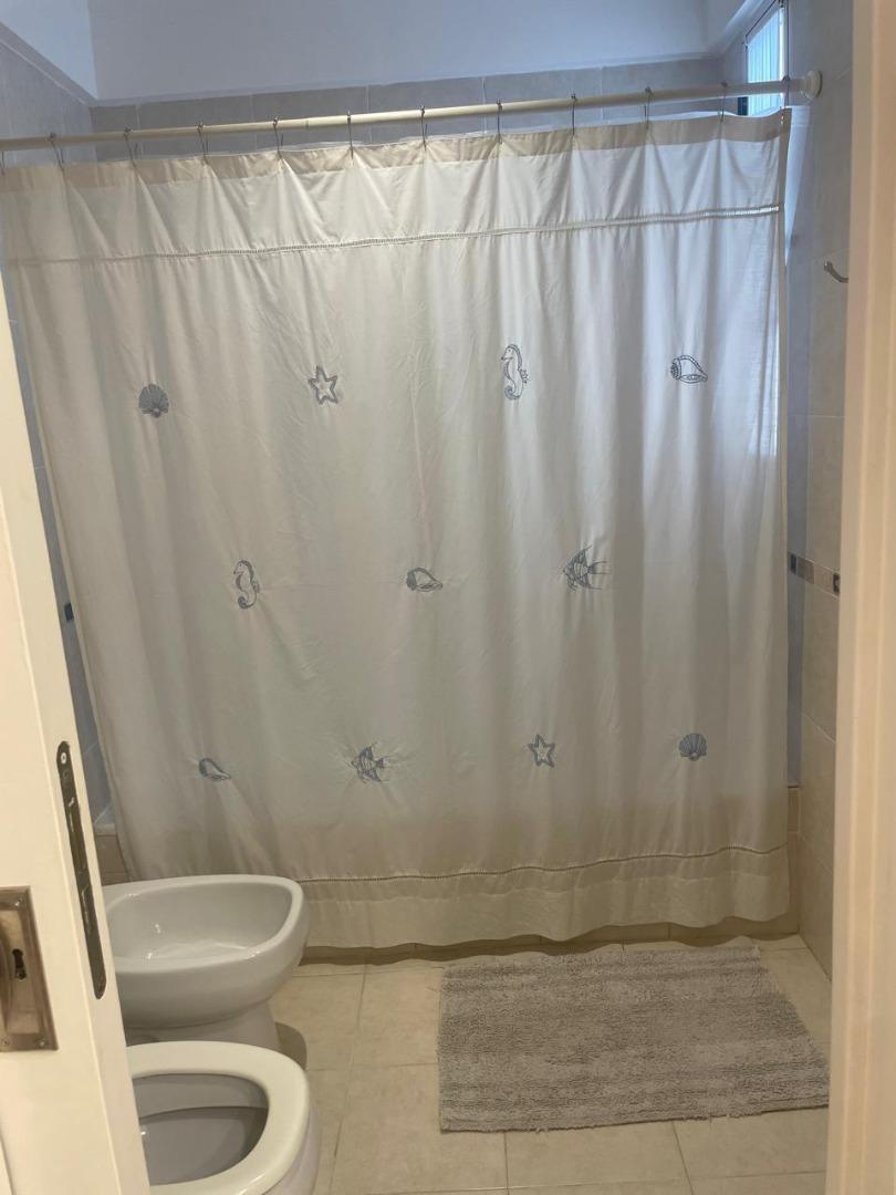 Casa en Alquiler con 2 cocheras