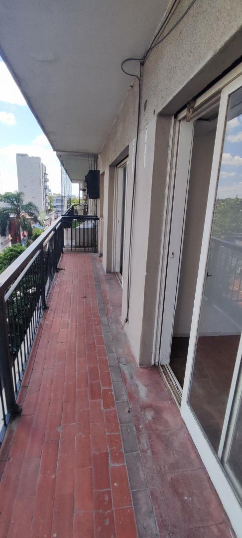 INVERSIONISTAS, 2 amb. en Quilmes Centro con balcón corrido.