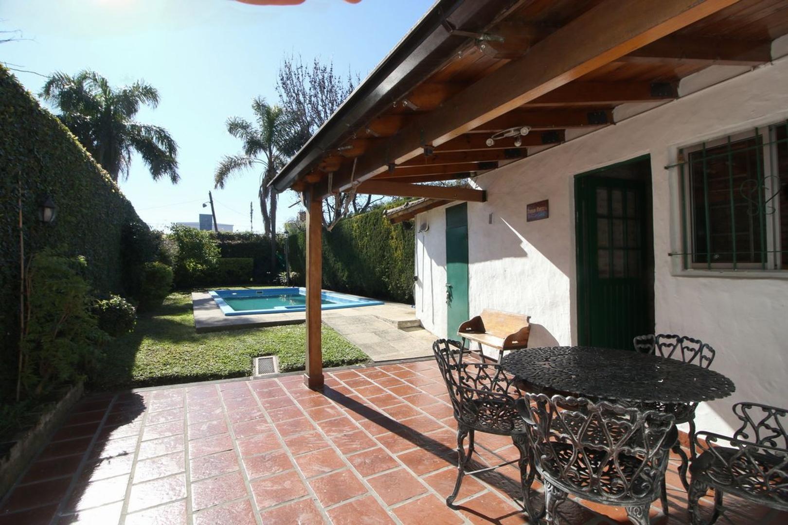 CASA VENTA CASEROS 5 AMBIENTES JARDIN PILETA