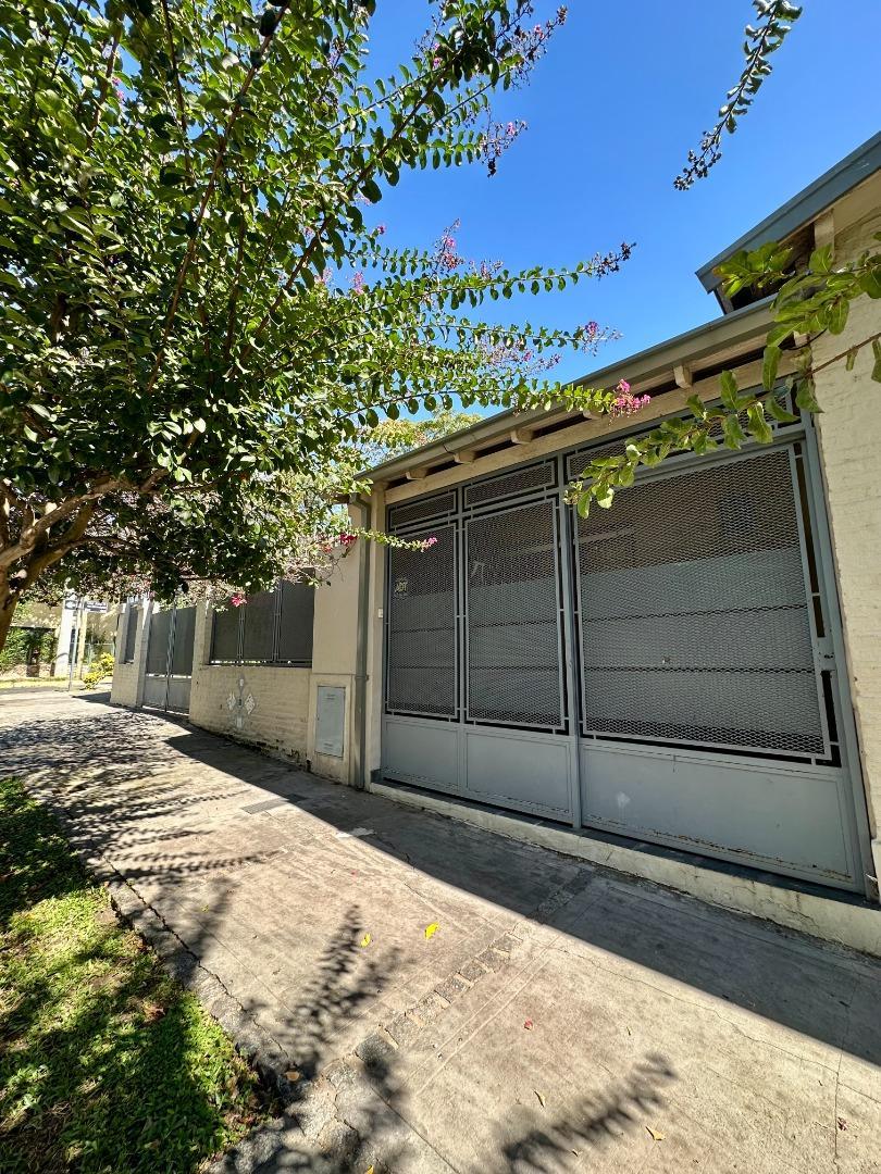 INMEJORABLE CHALET EN UNA PLANTA CON JARDÍN - EXCELENTE UBIC