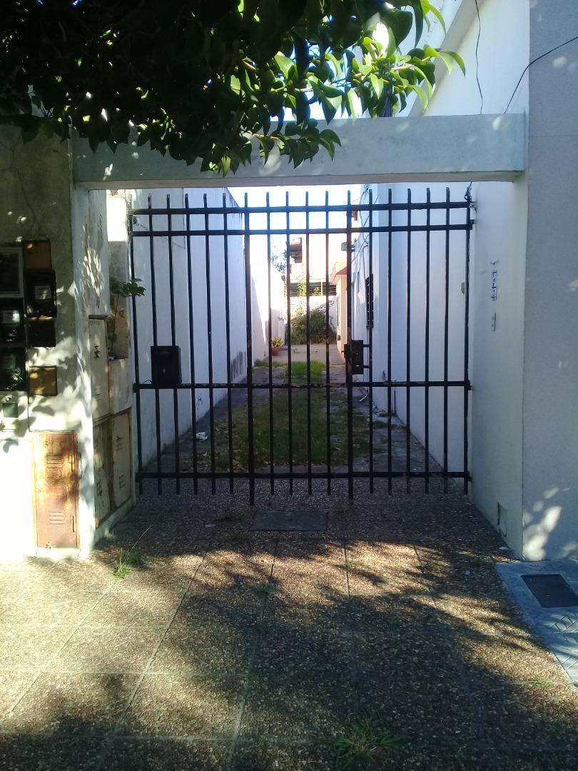 Venta. Departamento tipo casa. Bernal O. 3 amb c/ patio