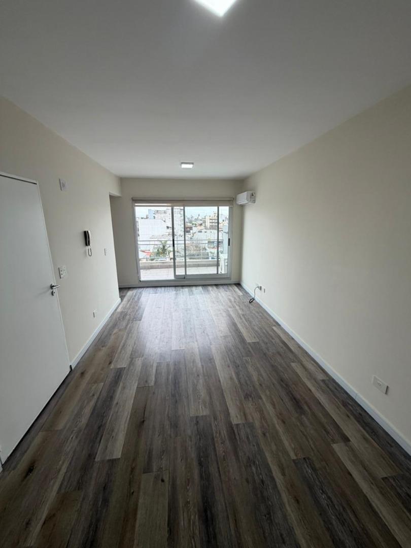 2 AMBIENTES SEMI PISO AL FRENTE CON BALCON ATERRAZADO