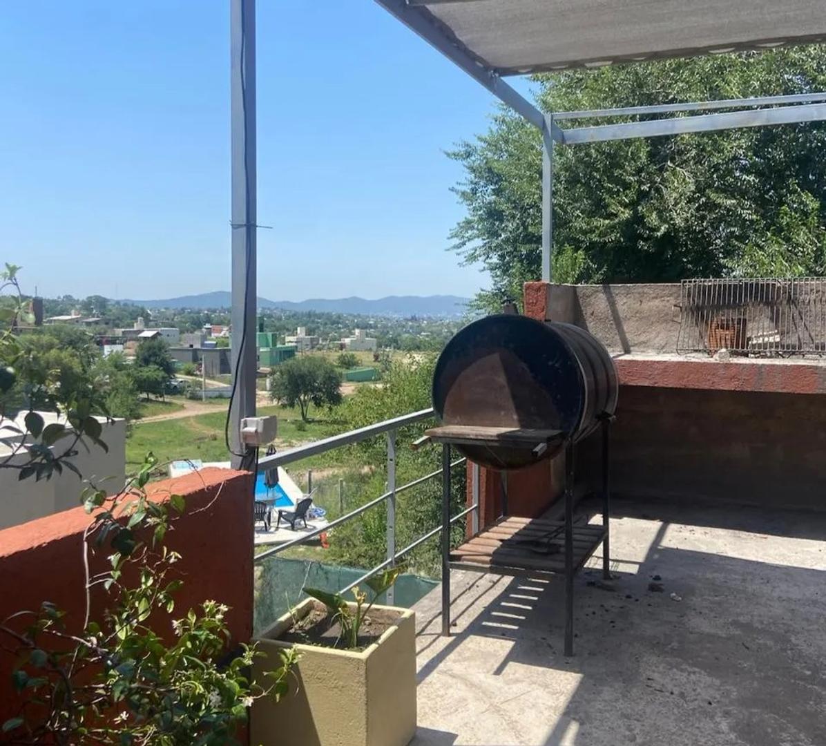 Complejo de 3 departamento con Local-cocheras y Pileta