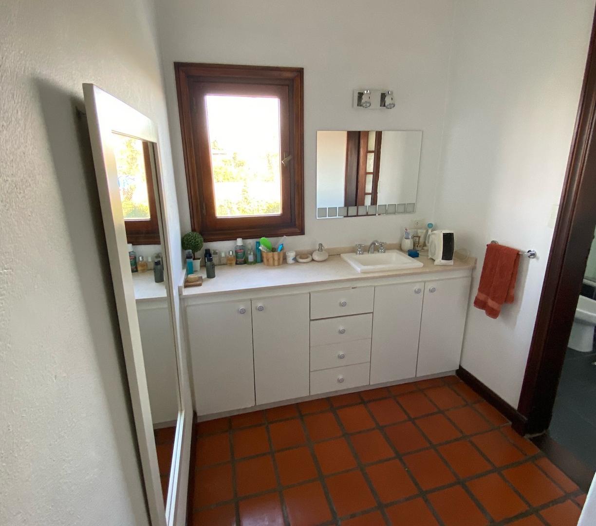 Casa en Alquiler con 2 cocheras