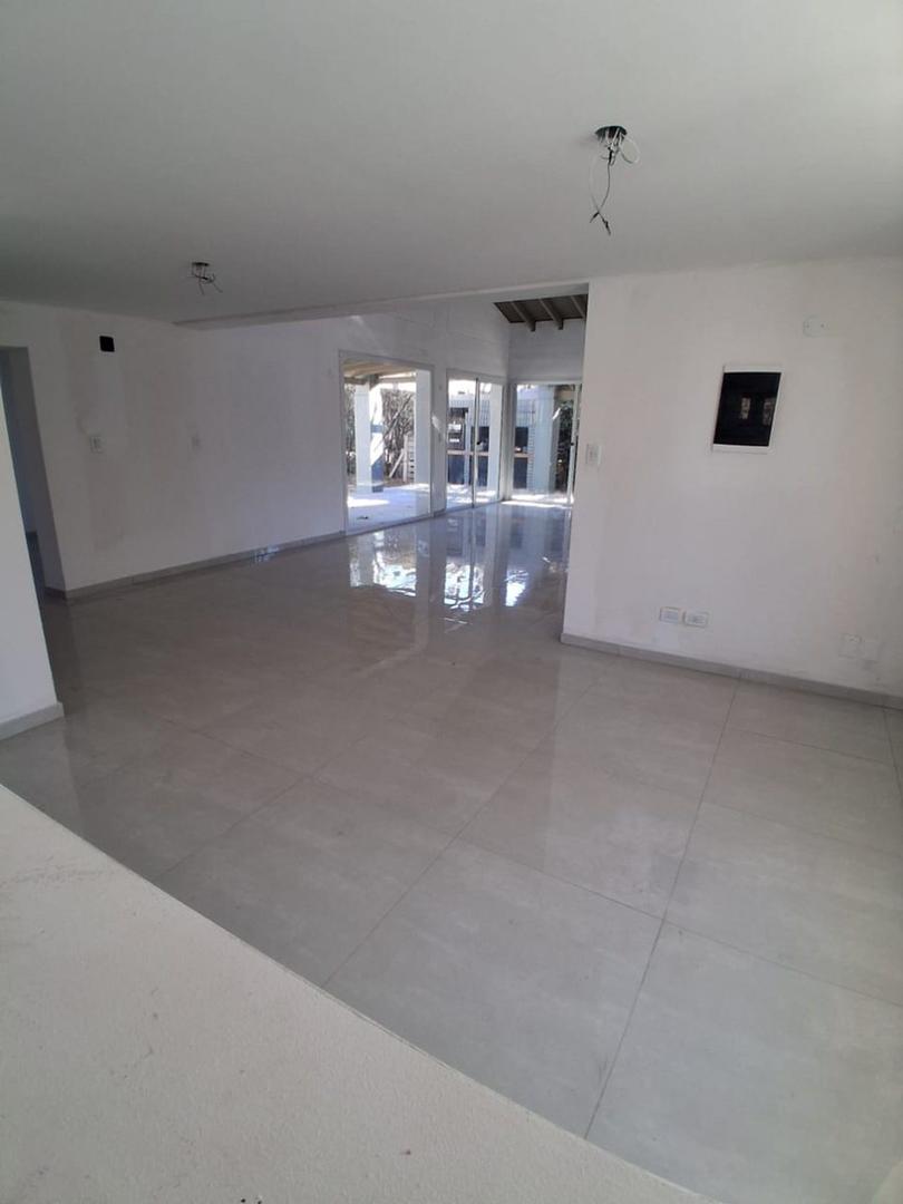 Casa en Venta con 4 cocheras